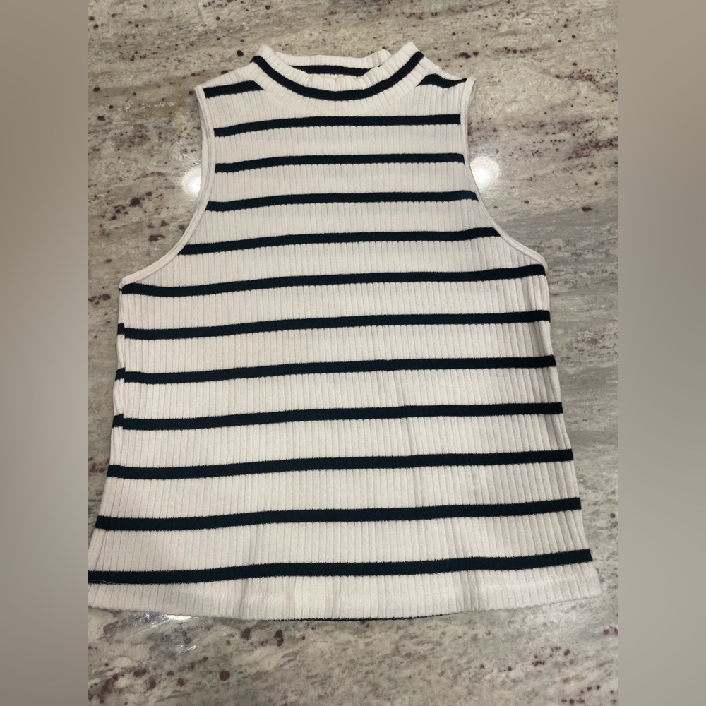 Old Navy Women’s Black and White Ribbed Top.  EUC. Size medium.